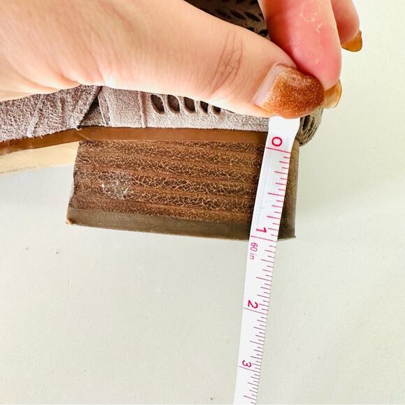 VINCE CAMUTO Tan Cream Suede Leather Zipper Zip Heel Ankle Boots Booties 8.5 - Picture 3 of 12